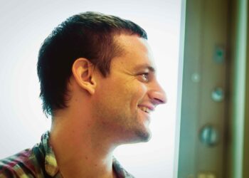 Sam Pink esiintymässä Yhdysvaltojen suurlähetystössä. Kuva: Aleksis Salusjärvi