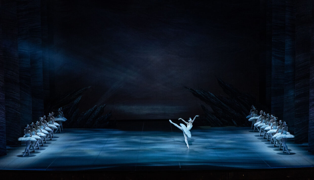 Hanako Matsune valkoisena joutsenena