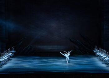 Hanako Matsune valkoisena joutsenena