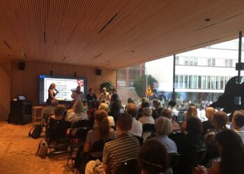 Kultin ja SARVin paneelikeskustelu taidekritiikistä Taiteiden yönä 23.8.2018 Tiedekulmassa Helsingissä. Vetäjänä Suomen arvostelijan liiton puheenjohtaja Maria Säkö