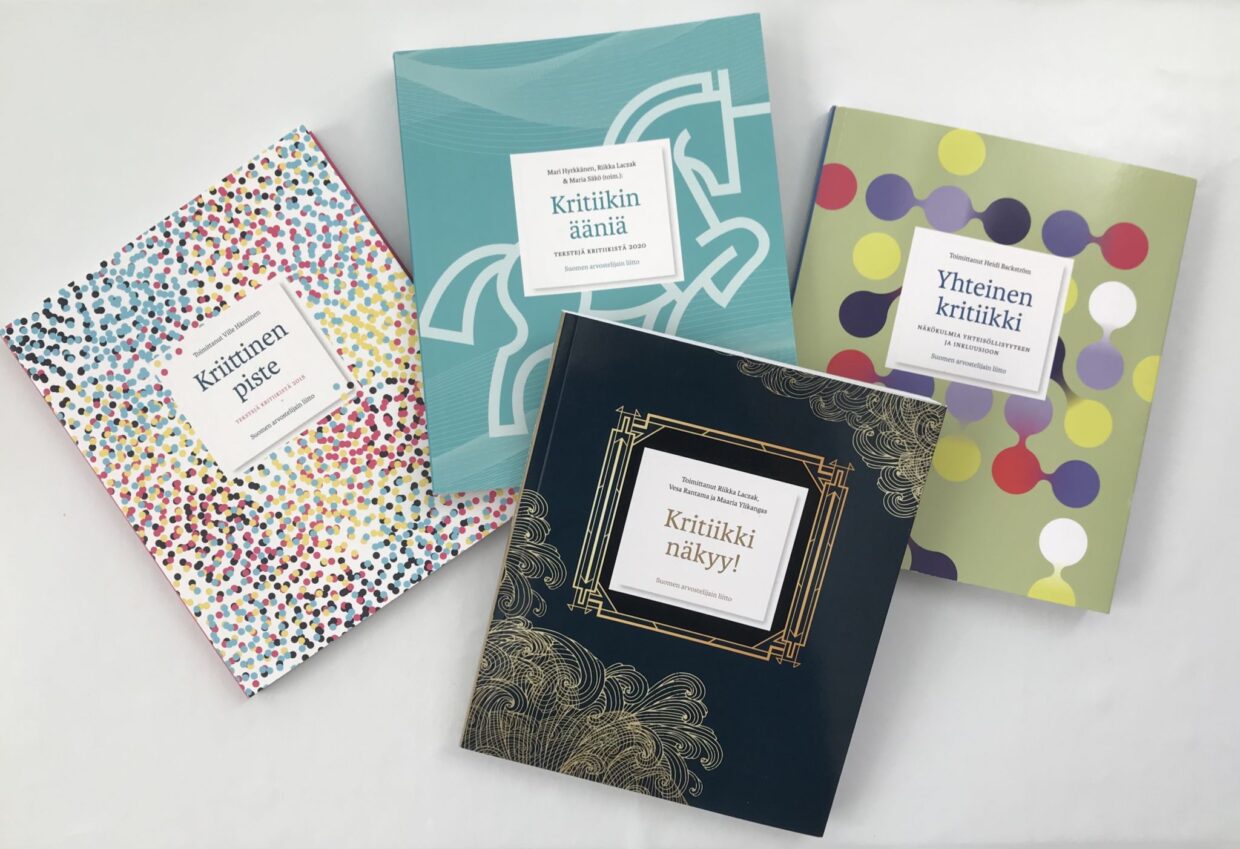 Suomen arvostelijain liiton neljä vuosikirjaa. Kirjojen visuaalisen ilmeen on suunnitellut Samppa Ranta. Kuva: Riikka Laczak