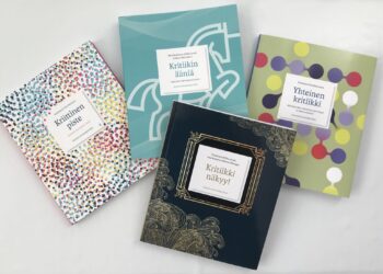 Suomen arvostelijain liiton neljä vuosikirjaa. Kirjojen visuaalisen ilmeen on suunnitellut Samppa Ranta. Kuva: Riikka Laczak