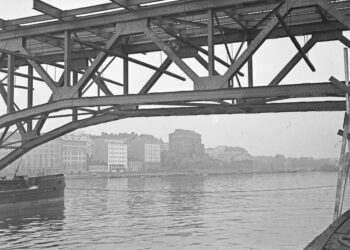 Lauttasaarensillan teräsrakenteet matkaavat proomuilla Sörnäisten rannasta tulevalle paikalleen vuonna 1935