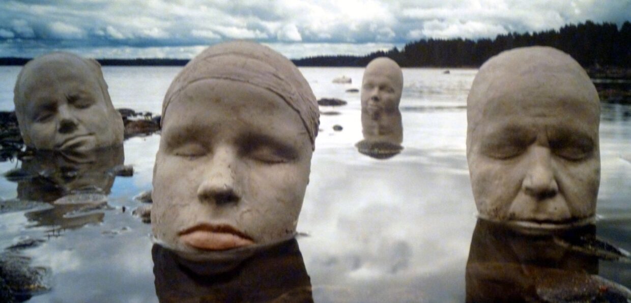 Tšekin suurlähetystön Embassy Galleryssä on esillä Jan Pohribnýn ja Kirsimaria E. Törösen yhteisnäyttely Behind the Paradise Border 31.10.2019 saakka. Suomessakin työskennellyt valokuvaaja Pohribný kuvaa maisemaa ja tutkii valokuvaa välineenä luomalla erilaisia tilakokemuksia. Yksityiskohta Jan Pohribnýn teoksesta Posmrné masky