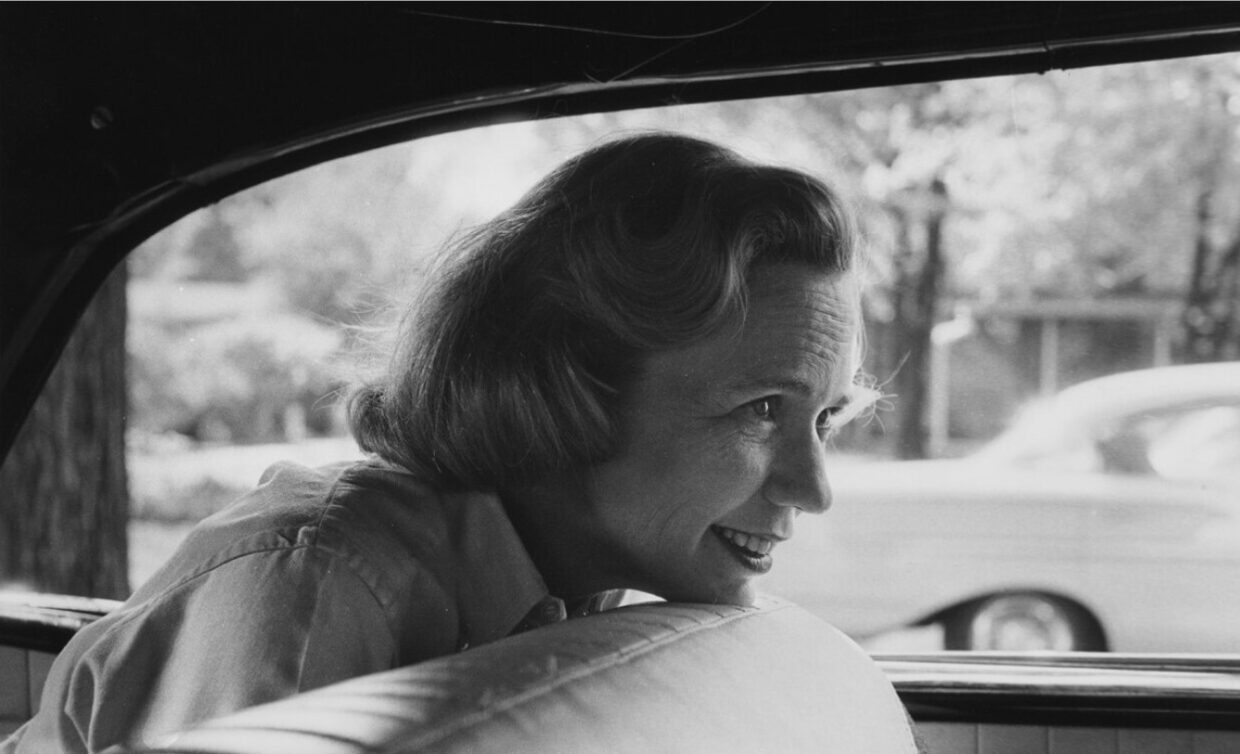 Aline Louchheim auton takapenkillä