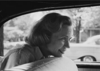 Aline Louchheim auton takapenkillä