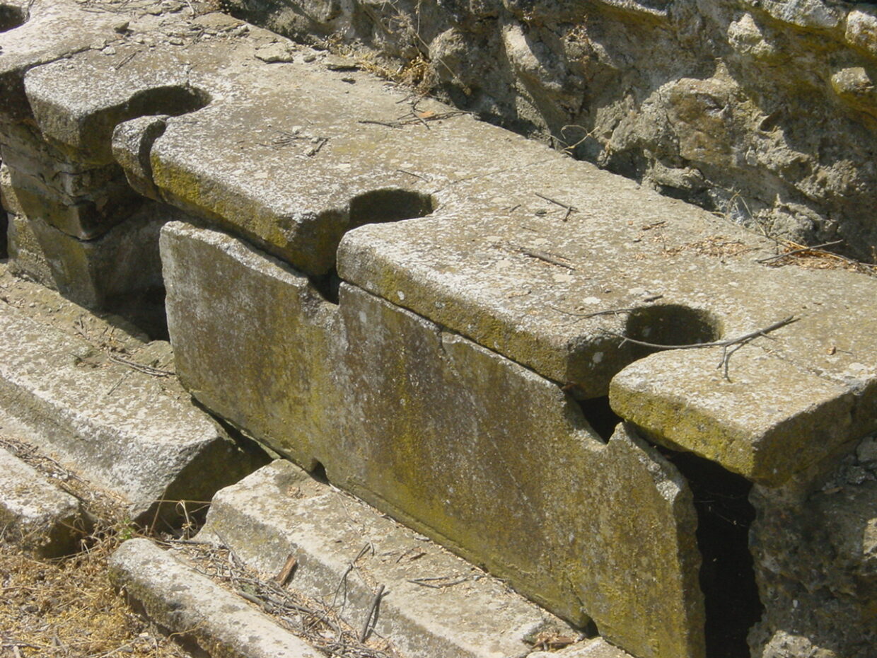 Julkinen käymälä antiikin Kreikasssa. Dionin kaivaukset. Kuva: Wikimedia Commons / Tri Rudolf Schandalik