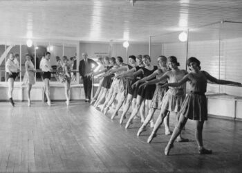 Suomalaisen Oopperan baletti harjoitussalissa noin 1928–1930