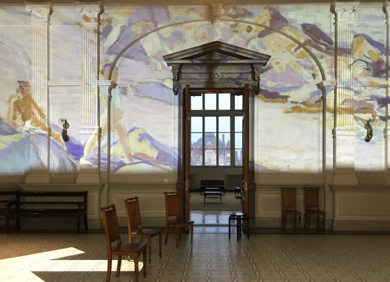 Nuoli johtaa Magnus Enckellin (1870-1925) laajaan 150-vuotisnäyttelyyn Ateneumissa. Näyttelyn avajaiset 22.10.2020. Monelta jäi näkemättä perusteellisesti toteutuu näyttely