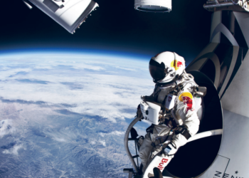 Yksi viimeisimmistä yhtenäiskulttuurispektaakkeleista: itävaltalainen Felix Baumgartner valmistautuu hyppäämään 29455 metristä. Kuva: Jay Nemeth/Red Bull Content Pool