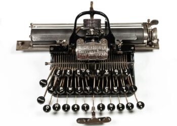 Blickensderfer-kirjoituskoneen mallinumero 5 julkaistiin vuonna 1893 ja se sai suuren suosion ympäri maailmaa kompaktiutensa ja halvan hintansa takia. Kuva: Wikimedia Commons / Martin Howard