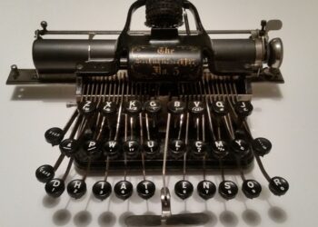 Varhainen Blickensderfer 5 -kirjoituskone vuodelta 1894. Vuonna 1891 patentoitua Blickenderferiä pidettiin maailman ensimmäisenä aidosti kannettavana kirjoituskoneena