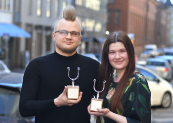 Kritiikin Kannuksilla palkitut käsikirjoittaja Ilja Rautsi ja ohjaaja Hanna Betgholm. Kuva: Jouni Viitala