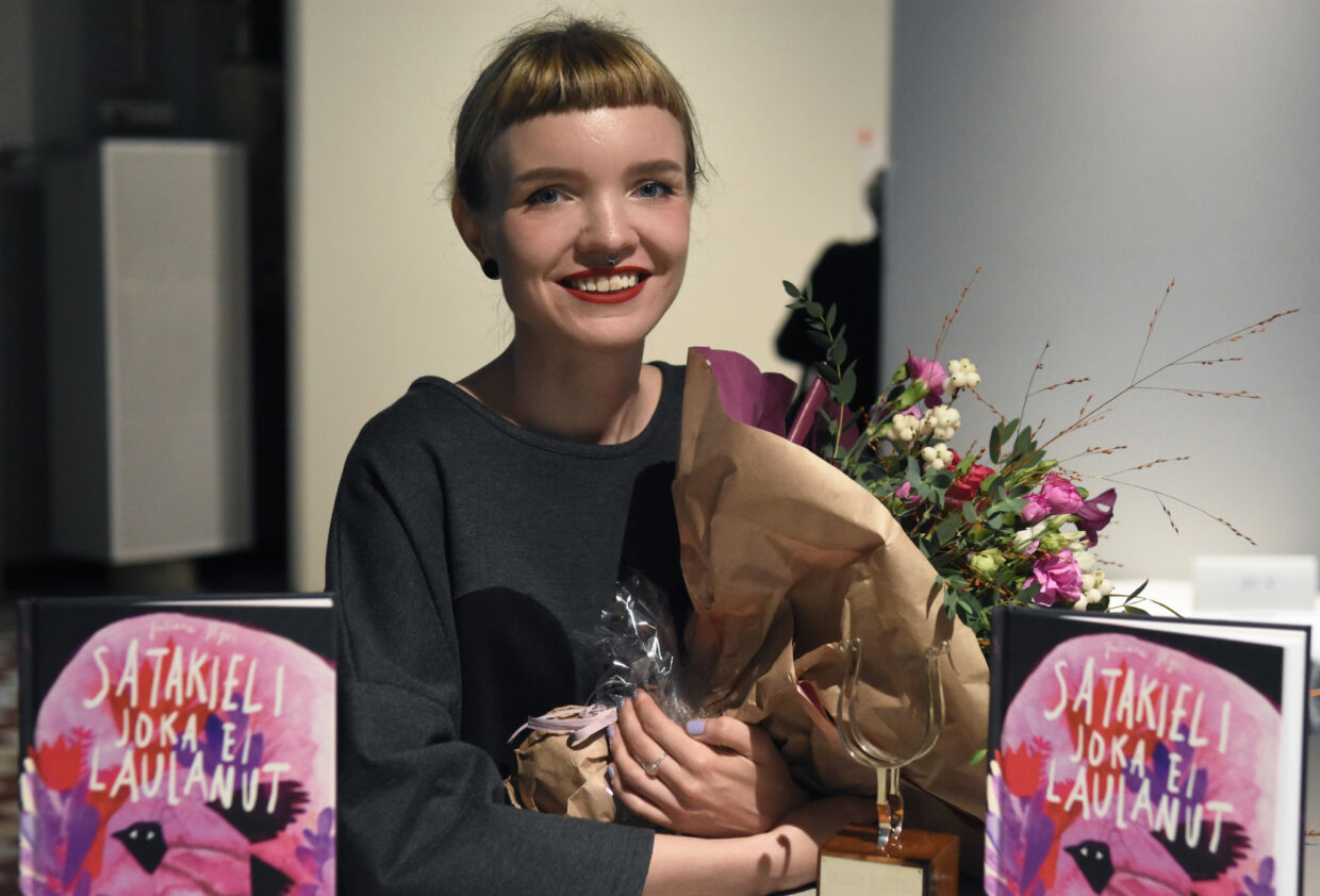 Vuoden 2020 Kritiikin Kannuksilla palkittu sarjakuvataiteilija Juliana Hyrri. Kuva: Jouni Viitala