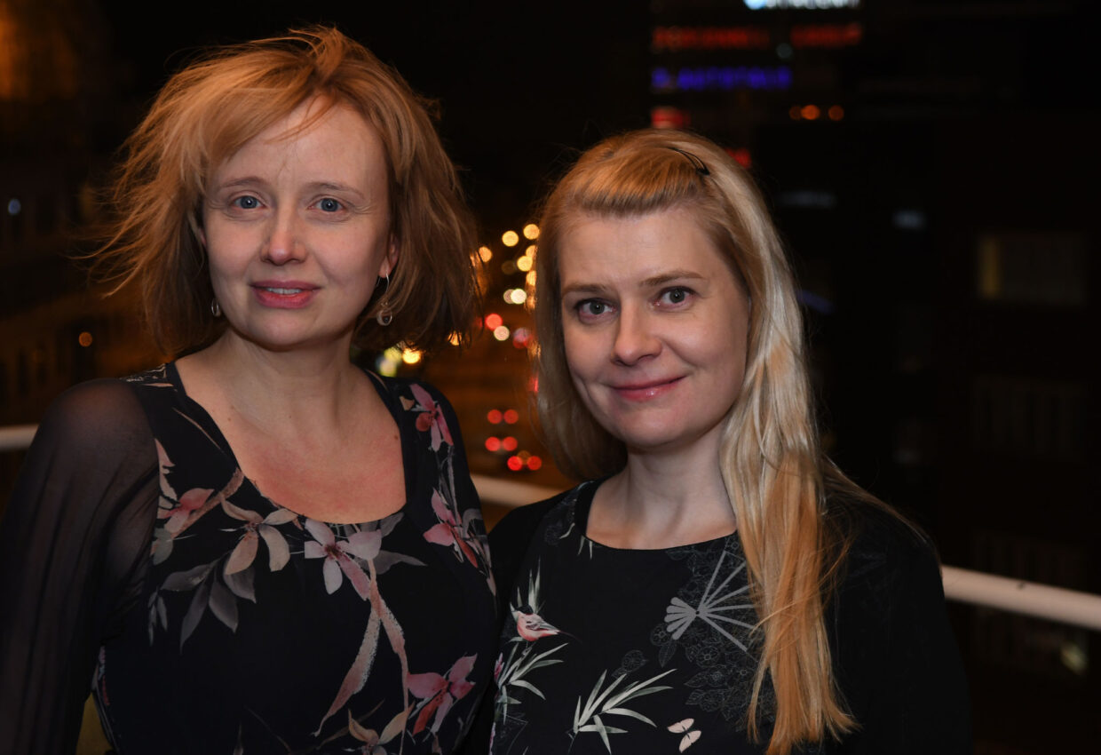 Maria Säkö ja Riikka Laczak työskentelevät Kritiikki näkyy! -hankkeen työryhmässä. Kuva: Jouni Viitala