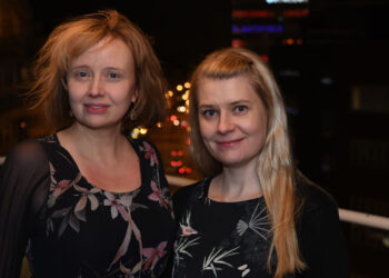 Maria Säkö ja Riikka Laczak työskentelevät Kritiikki näkyy! -hankkeen työryhmässä. Kuva: Jouni Viitala