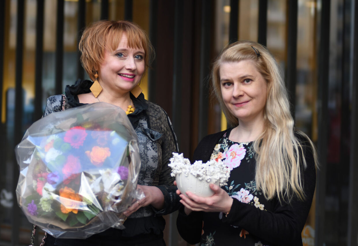SARVin väistyvä puheenjohtaja Maria Säkö sai läksiäislahjaksi kukkia ja kuvassa toiminnanjohtaja Riikka Laczakin pitämän Veera Kuljun teoksen Popcorn