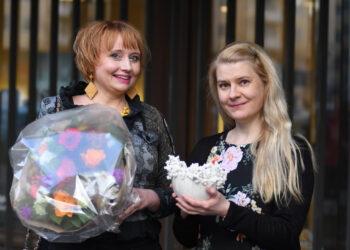 SARVin väistyvä puheenjohtaja Maria Säkö sai läksiäislahjaksi kukkia ja kuvassa toiminnanjohtaja Riikka Laczakin pitämän Veera Kuljun teoksen Popcorn