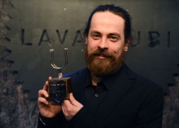 Kritiikin Kannuksilla 2019 palkittu dramaturgi Ilja Lehtinen. Kuva: Jouni Viitala