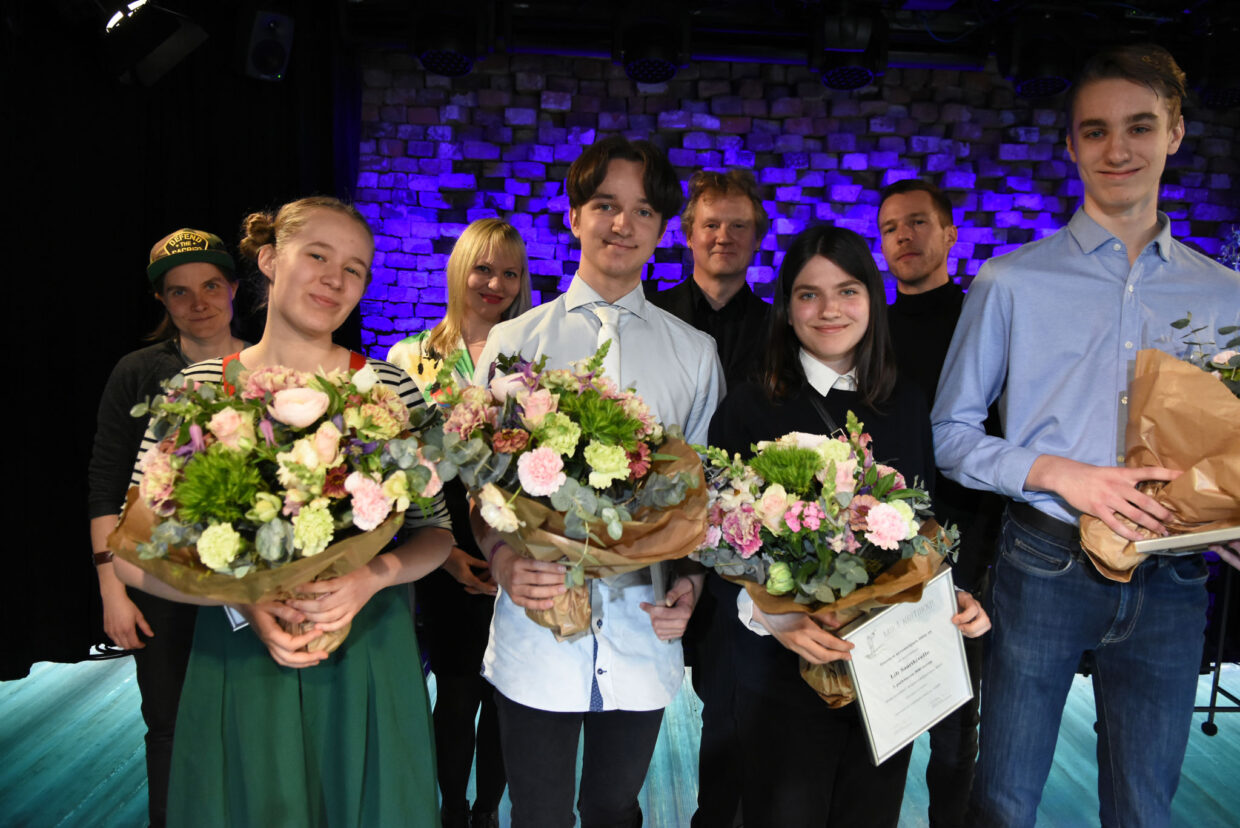 Kuvassa eturivissä: palkitut Siiri Torvinen