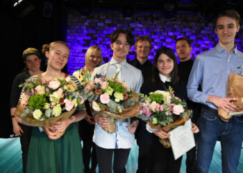 Kuvassa eturivissä: palkitut Siiri Torvinen