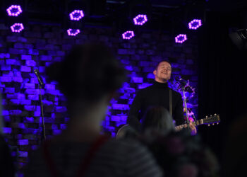 Kirjoituskilpailun suojelija Olavi Uusivirta esiintyi palkintojenjakotilaisuudessa. Kuva: Jouni Viitala