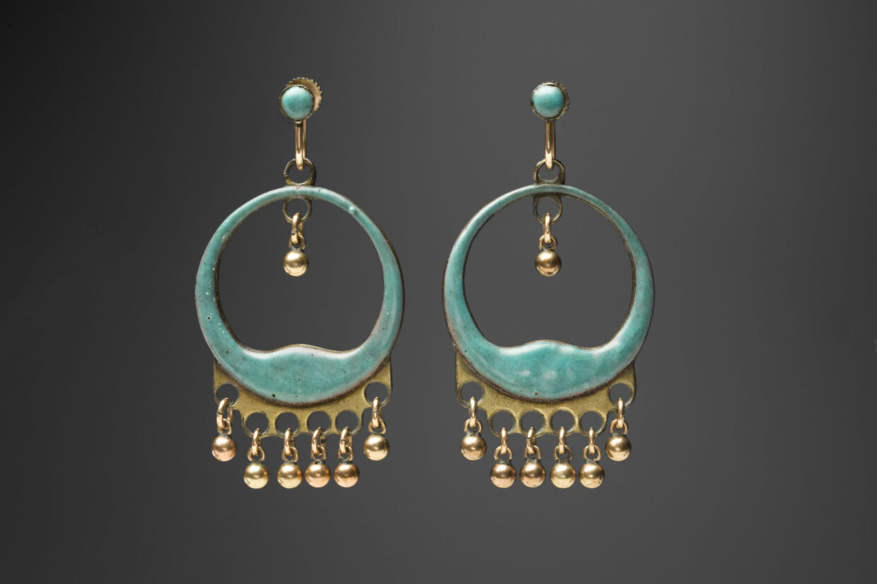 Eric O. W. Ehrströmin suunnittelemat korvakorut. Kuva: Rauno Tsäskelin.