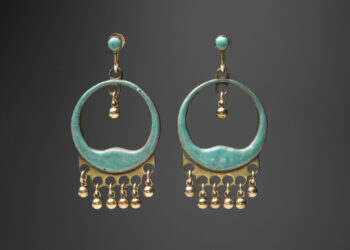 Eric O. W. Ehrströmin suunnittelemat korvakorut. Kuva: Rauno Tsäskelin.