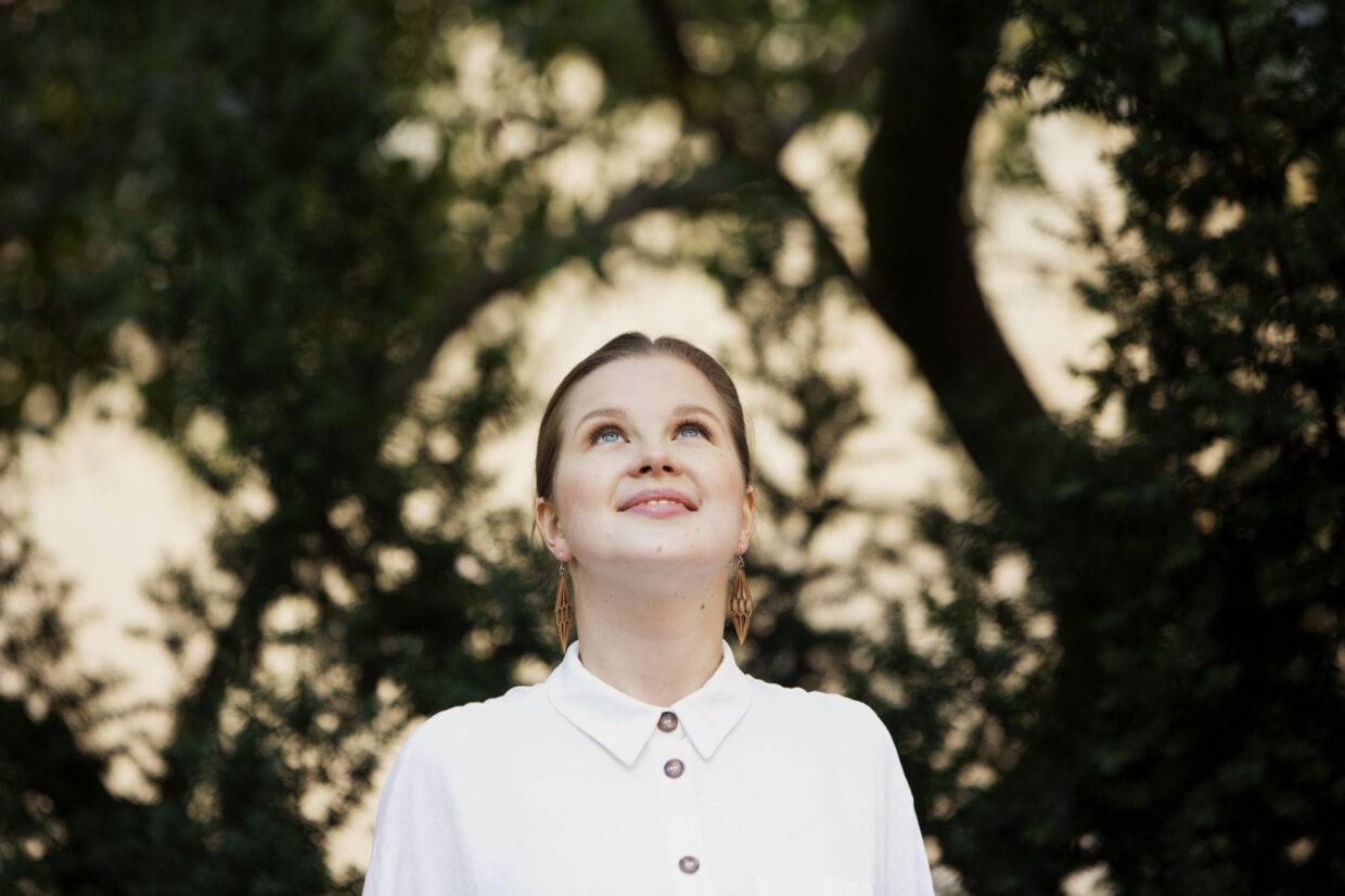 Vuoden 2021 Kritiikin Kannuksilla palkittu kapellimestari Emilia Hoving. Kuva: Laura Oja