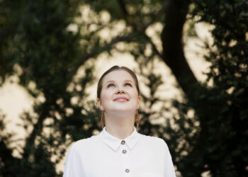 Vuoden 2021 Kritiikin Kannuksilla palkittu kapellimestari Emilia Hoving. Kuva: Laura Oja