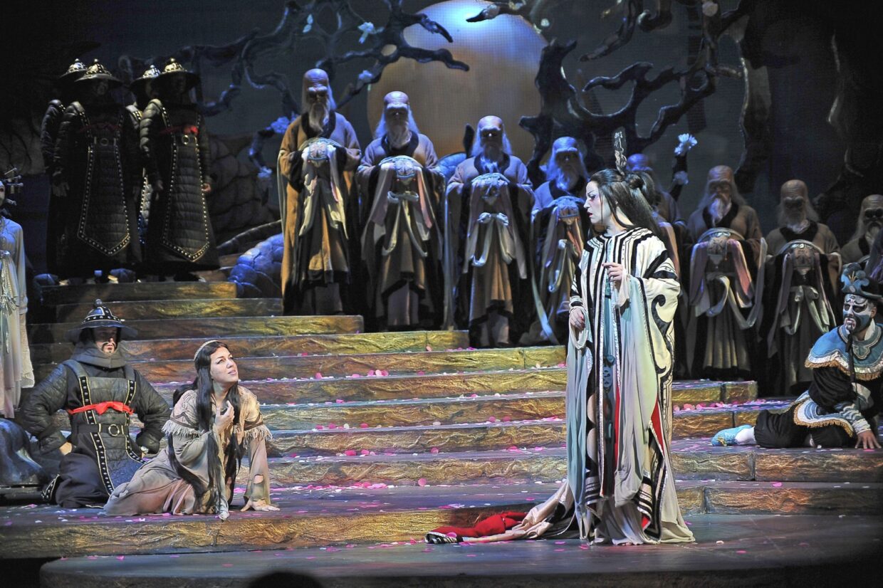 Giacomo Puccinin Turandot katsotaan nykyisin ongelmalliseksi sekä sisältönsä että esitystapansa mukaan. Kuva Florida Grand Operan esityksestä vuodelta 2010. Kuva: Gaston De Cardenas