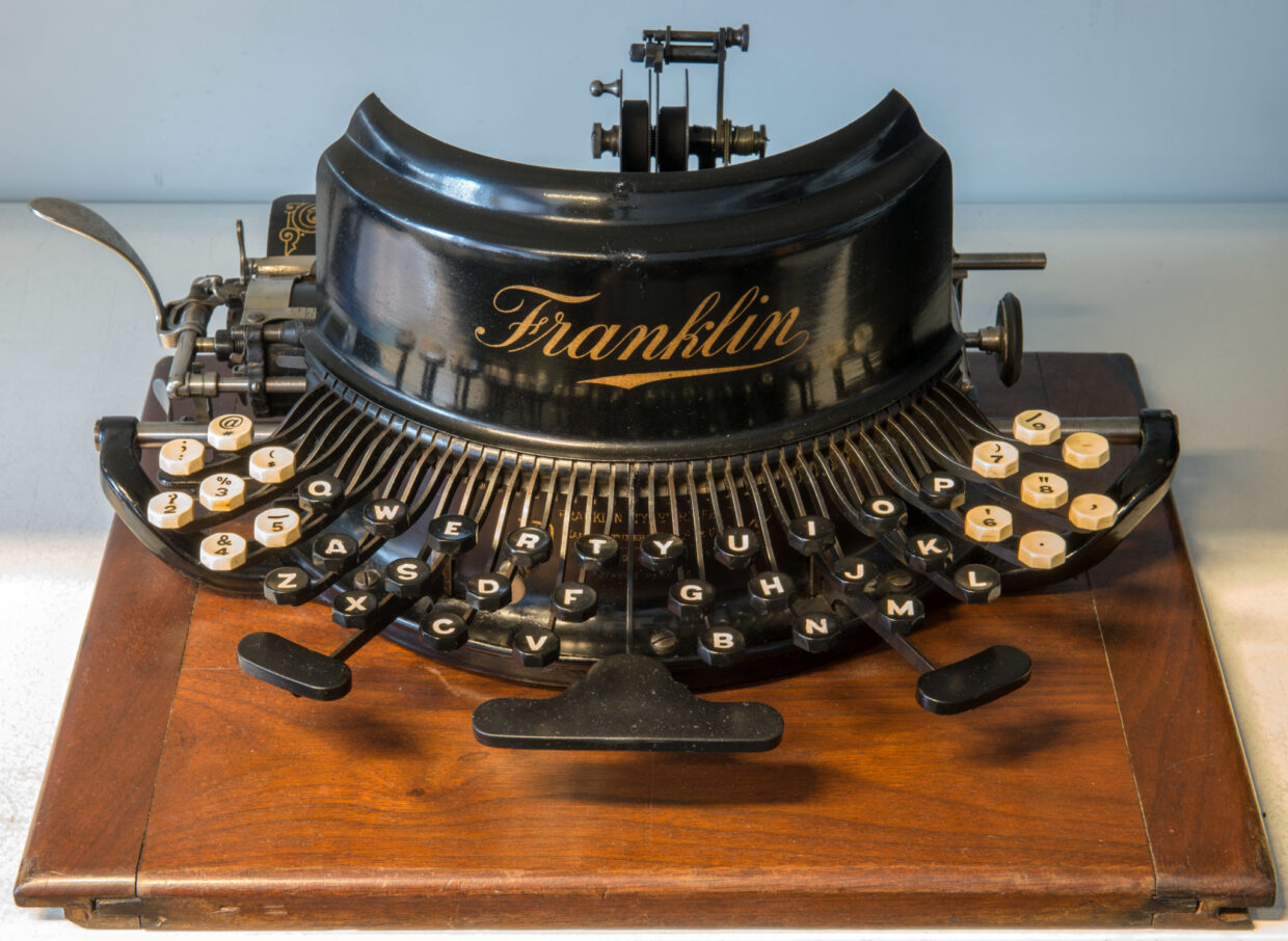 Franklin-kirjoituskone vuodelta 1893 oli ensimmäisiä @-näppäimellä varustettuja kirjoituskoneita. Kuva: Wikimedia Commons