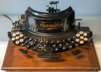 Franklin-kirjoituskone vuodelta 1893 oli ensimmäisiä @-näppäimellä varustettuja kirjoituskoneita. Kuva: Wikimedia Commons