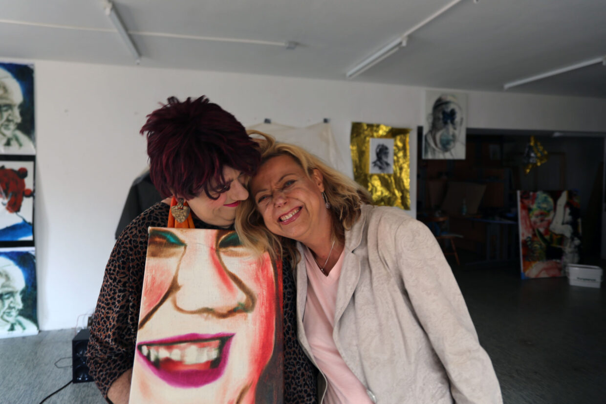 Frau Kraft (näyttelijä Markus Kargerin performanssihahmo) ja Taava Koskinen. Kuva: Jukka Korkeila