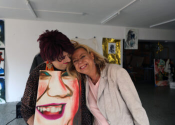 Frau Kraft (näyttelijä Markus Kargerin performanssihahmo) ja Taava Koskinen. Kuva: Jukka Korkeila