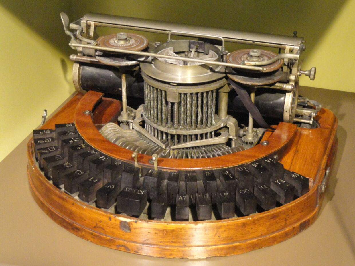 Hammond No 1 vuodelta 1881. Kaksirivinen malli ei vielä tuntenut QWERTY-näppäimistöä
