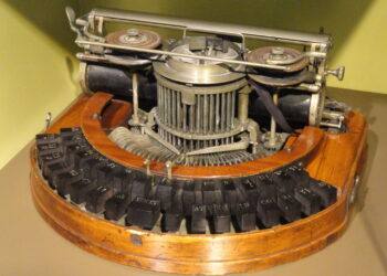Hammond No 1 vuodelta 1881. Kaksirivinen malli ei vielä tuntenut QWERTY-näppäimistöä