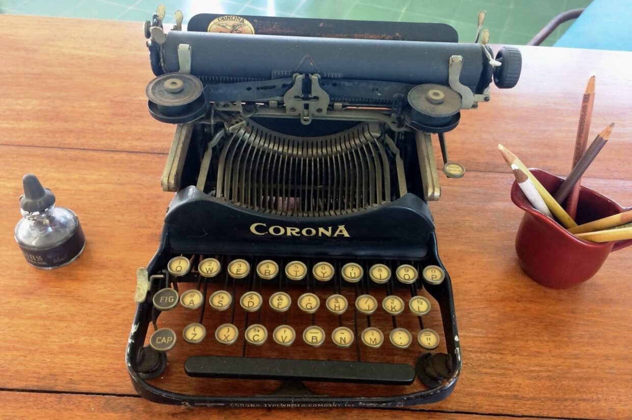 Halpa kevyt kannettava kirjoituskone Corona nro 3 (1912-1941) mullisti journalistimaailman. Tätä Corona-kolmosta naputteli vuodesta 1921 alkaen Ernest Hemingway. Kuva:  Wikimedia Commons