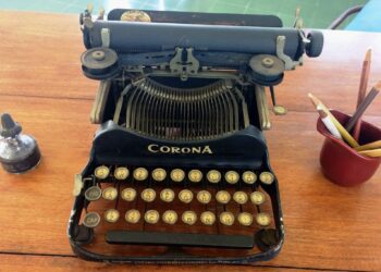 Halpa kevyt kannettava kirjoituskone Corona nro 3 (1912-1941) mullisti journalistimaailman. Tätä Corona-kolmosta naputteli vuodesta 1921 alkaen Ernest Hemingway. Kuva:  Wikimedia Commons