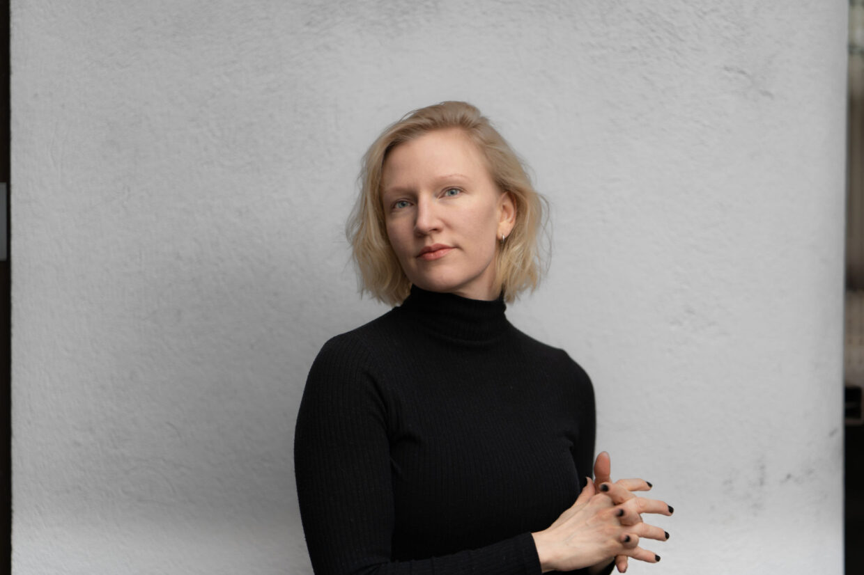 Kritiikin Kannuksilla 2023 palkittu näyttelijä ja käsikirjoittaja Jonnakaisa Risto. Kuva: Juuso Timonen