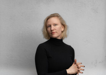 Kritiikin Kannuksilla 2023 palkittu näyttelijä ja käsikirjoittaja Jonnakaisa Risto. Kuva: Juuso Timonen