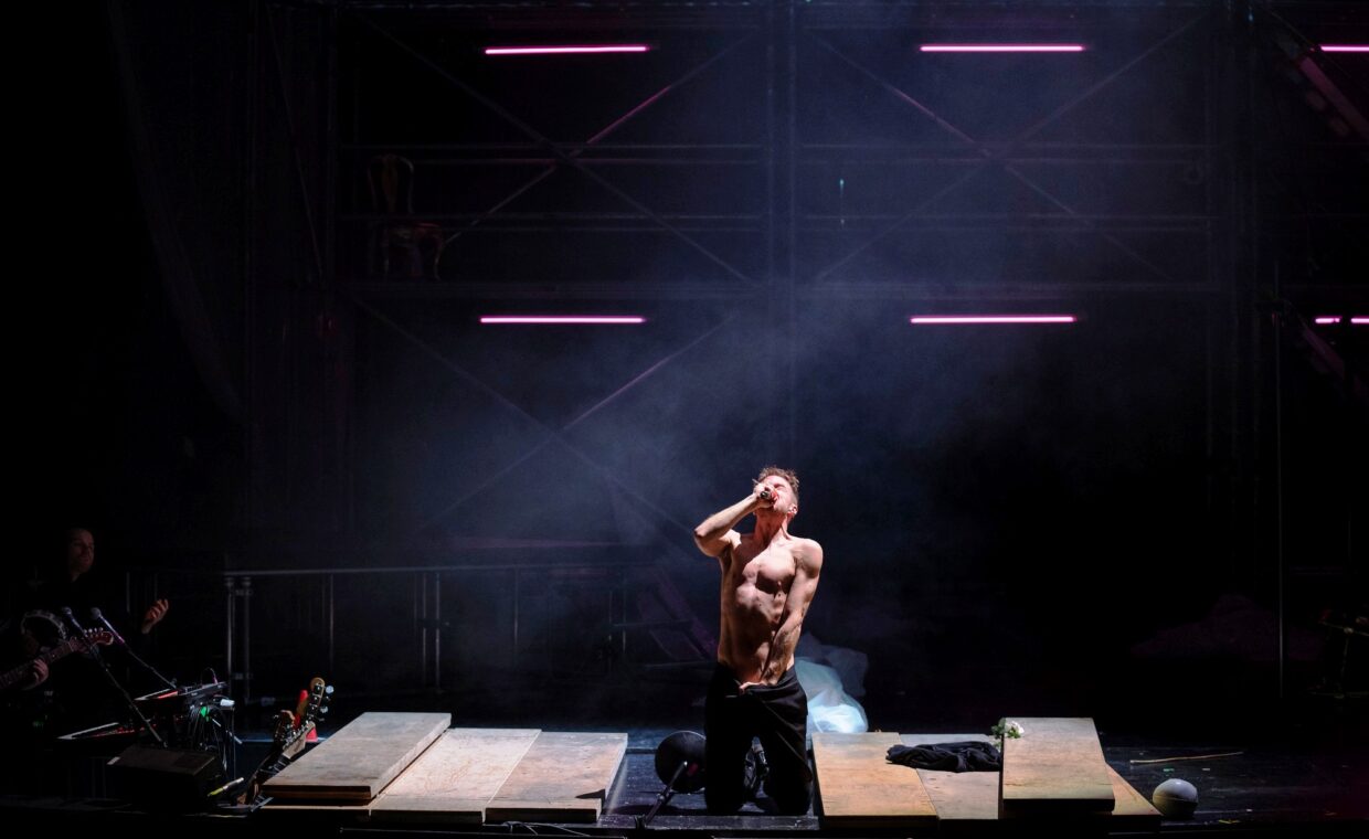 Hamlet Suomen Kansallisteatterissa vuonna 2022. Olavi Uusivirta Hamletina. Kuva: Kansallisteatteri