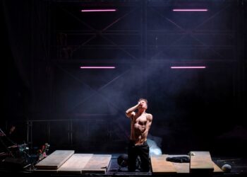 Hamlet Suomen Kansallisteatterissa vuonna 2022. Olavi Uusivirta Hamletina. Kuva: Kansallisteatteri