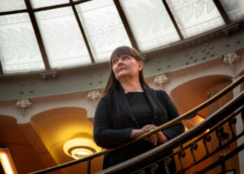 Kirjallisuuskriitikko Mervi Kantokorpi ei valitse työssään suklaarasian konvehteja