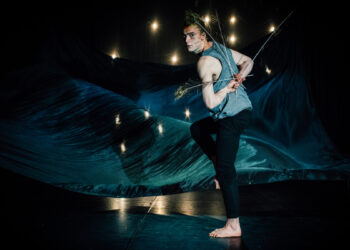 Circo Aereon Kinema saa kantaesityksensä Tukholman Riksteaternin Södra teaternissa lokakuussa. Ennakkokuvassa Onni Toivonen. Kuva: Kalle Nio