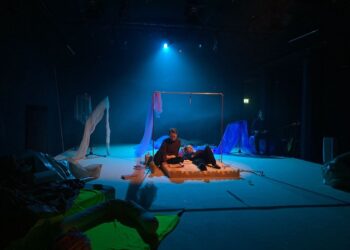 Kuvassa Kipeän esityksen näyttelijät Ella Mettänen