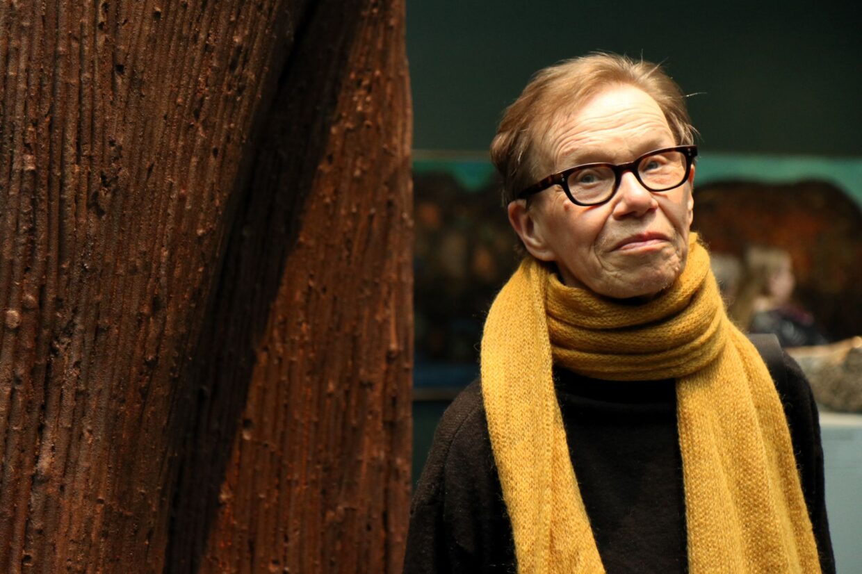 Marja-Terttu Kivirinta Ateneumin Ajan kysymys -kokoelmanäyttelyssä keväällä 2024