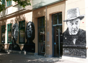 Jef Aerosolin Musil-graffiti kirjailijan synnyintalon seinässä. Talossa sijaitsee nykyään museo (Musilhaus