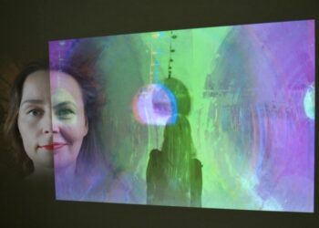 Valokuva- ja videotaiteilija Sanna Telkki-Kovan kuva runoilija Riika Helle-Kotkan kanssa tekemästään videosta Runokinossa.