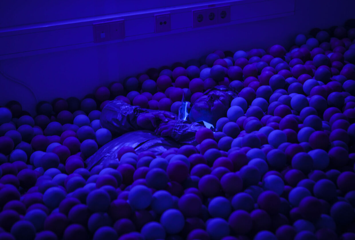 Yleisö uppoutumassa – Valtteri Raekallion Neuromaani-esitys Marian sairaalassa (2016).